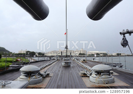 戰艦的艦首、砲管和錨鏈甲板(三笠紀念艦) 戰艦的艦首、砲管和錨鏈甲板(三笠紀念艦) 128957196