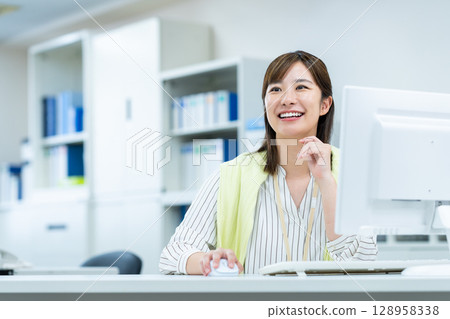 在辦公室工作的女商人 128958338