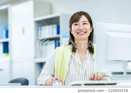 在辦公室工作的女商人 128958339