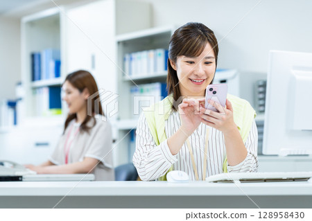 在辦公室工作的女商人 128958430