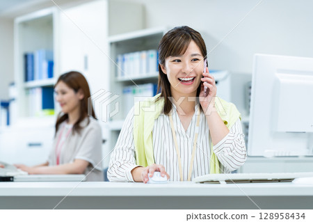Business woman working in the office Business woman working in the office 128958434
