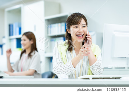 Business woman working in the office Business woman working in the office 128958435