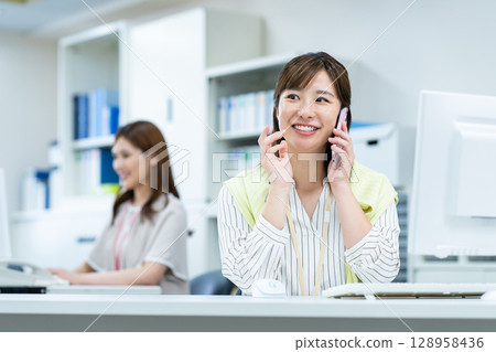 Business woman working in the office Business woman working in the office 128958436