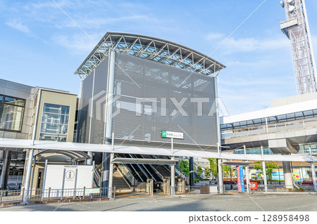 山梨縣甲府市，天氣晴朗的JR甲府站北口 128958498