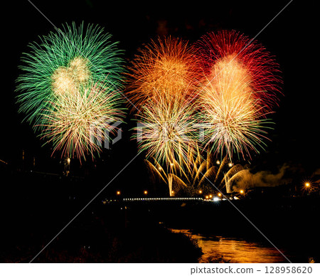 開花在夜空的煙花 開花在夜空的煙花 128958620