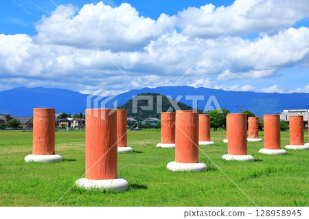 特別史蹟 藤原宮遺址 - 從大極殿遺址眺望烏根山 特別史蹟 藤原宮遺址 - 從大極殿遺址眺望烏根山 128958945