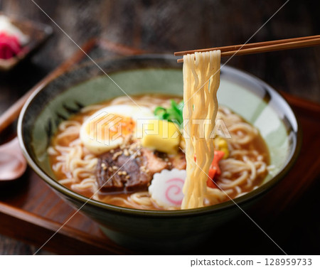 一碗奢華的熱氣騰騰的味噌拉麵｜冬季享用新鮮製作的麵條 128959733