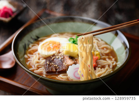 一碗奢華的熱氣騰騰的味噌拉麵|冬季享用新鮮製作的麵條 一碗奢華的熱氣騰騰的味噌拉麵|冬季享用新鮮製作的麵條 128959735