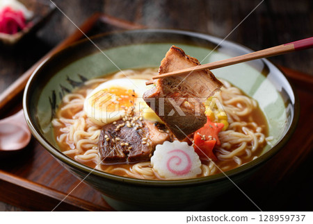 一碗奢華的熱氣騰騰的味噌拉麵|冬季享用新鮮製作的麵條 一碗奢華的熱氣騰騰的味噌拉麵|冬季享用新鮮製作的麵條 128959737