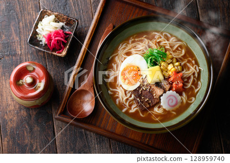 一碗奢華的熱氣騰騰的味噌拉麵|冬季享用新鮮製作的麵條 一碗奢華的熱氣騰騰的味噌拉麵|冬季享用新鮮製作的麵條 128959740