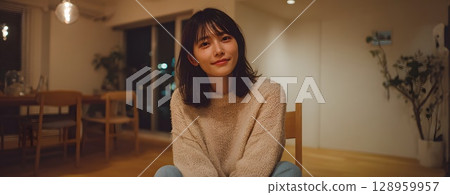 一位整潔漂亮女人的肖像 128959957