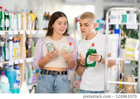 Young couple choosing dishwashing liquid in department store 128961070