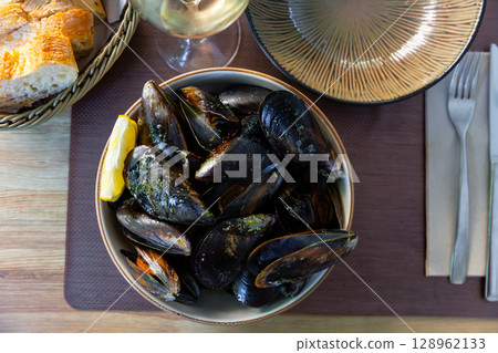Steamed mussels with green sauce Steamed mussels with green sauce 128962133