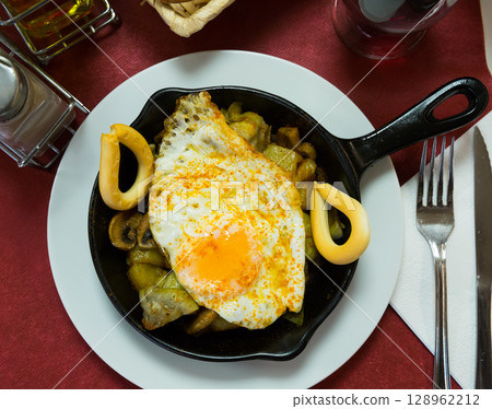 Champignons, scrambled eggs and potato 128962212