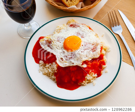 Arroz a la cubana, rice with fried egg 128962286