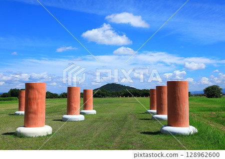 從藤原宮遺址朝道院南門眺望三無山 128962600