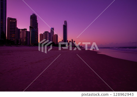 澳洲昆士蘭州黃金海岸的海灘和摩天大樓的日落美景 澳洲昆士蘭州黃金海岸的海灘和摩天大樓的日落美景 128962943
