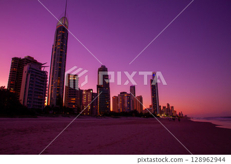 澳洲昆士蘭州黃金海岸的海灘和摩天大樓的日落美景 128962944