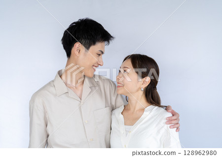 Portrait of a couple looking at each other 128962980