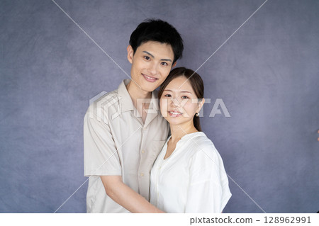 擁抱的夫婦的肖像 128962991
