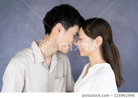 Portrait of a cuddling couple 128962996