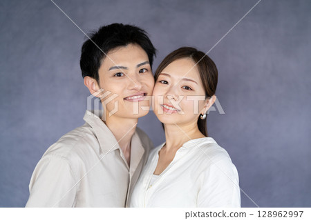 Portrait of a cuddling couple 128962997
