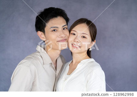擁抱的夫婦的肖像 128962998