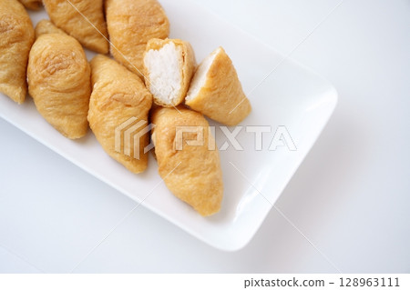 飽滿的炸豆腐的軟棕色與醋飯(解凍前)的亮白色形成鮮明對比 飽滿的炸豆腐的軟棕色與醋飯(解凍前)的亮白色形成鮮明對比 128963111