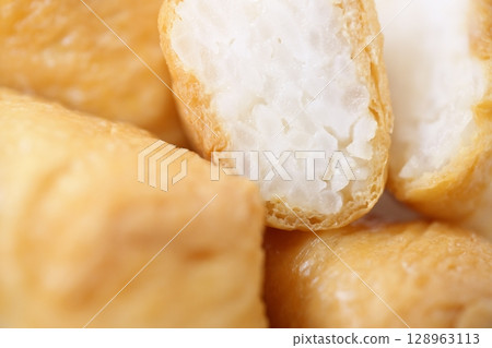 The contrast between the soft brown of the plump fried tofu and the glossy white of the vinegared rice (before thawing) The contrast between the soft brown of the plump fried tofu and the glossy white of the vinegared rice (before thawing) 128963113