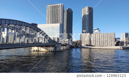 從大城市的河畔望去,可以看到高樓公寓和橋樑(城市生活的景象) 從大城市的河畔望去,可以看到高樓公寓和橋樑(城市生活的景象) 128963123