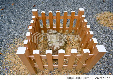 Hideyoshi's Success Stone, Hoshoji Temple, Oyamazaki Town, Kyoto Prefecture Hideyoshi's Success Stone, Hoshoji Temple, Oyamazaki Town, Kyoto Prefecture 128963267