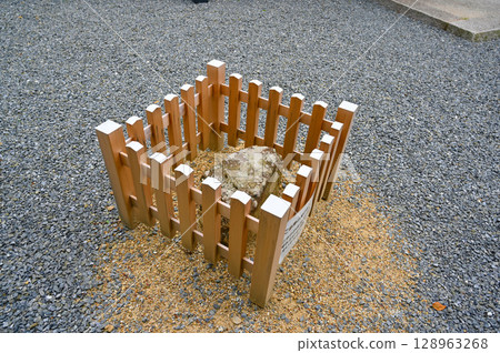 Hideyoshi's Success Stone, Hoshoji Temple, Oyamazaki Town, Kyoto Prefecture 128963268