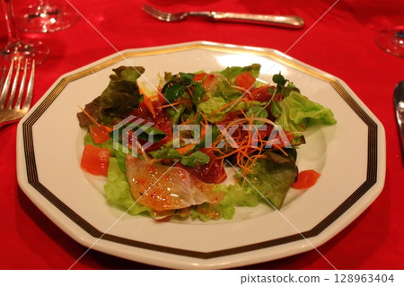 法國餐廳開胃菜：紅鯛魚薄片和沙拉 128963404