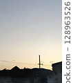 黃昏時的住宅區剪影 128963526