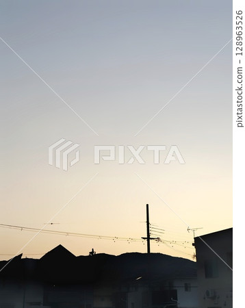 黃昏時的住宅區剪影 黃昏時的住宅區剪影 128963526