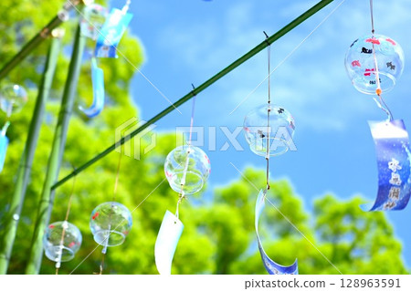 Wind chimes festival 128963591