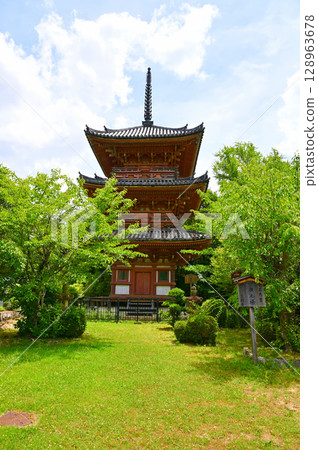 京都府大山崎町寶勝寺三重塔 128963678