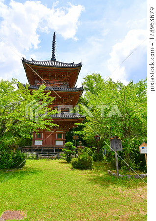 京都府大山崎町寶勝寺三重塔 128963679