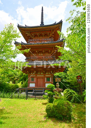 京都府大山崎町寶勝寺三重塔 128963680