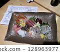 Assorted sashimi (Shinjuku Izakaya Meal) 128963977