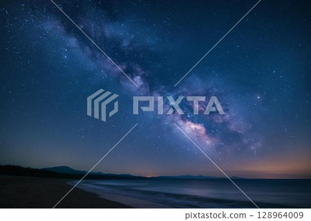銀河與星空－海灘上閃耀的夏夜 128964009