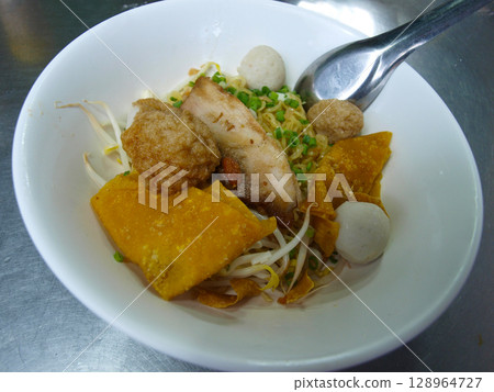 Thai soupless noodles 128964727