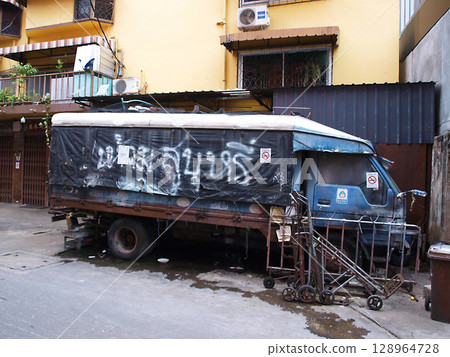 Back alleys of Bangkok's Old Town 128964728