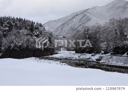 一座山與雪 一座山與雪 128967674