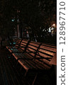 雨後的夜晚的長椅 128967710