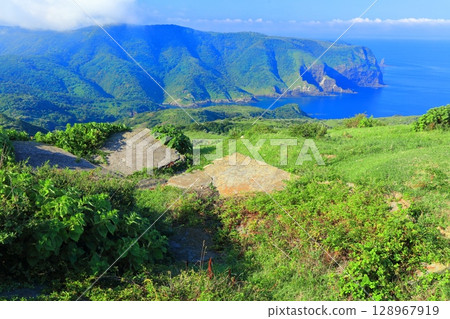 【島根縣】從摩天崖眺望的瞭望所遺跡及國賀海岸(隱岐諸島西之島) 【島根縣】從摩天崖眺望的瞭望所遺跡及國賀海岸(隱岐諸島西之島) 128967919