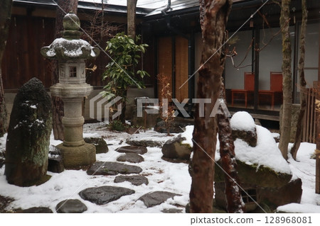 有雪的一個燈籠 有雪的一個燈籠 128968081