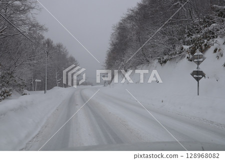 Snowy road Snowy road 128968082