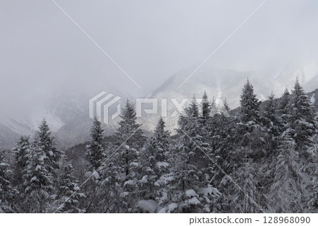 下雪天的山 128968090