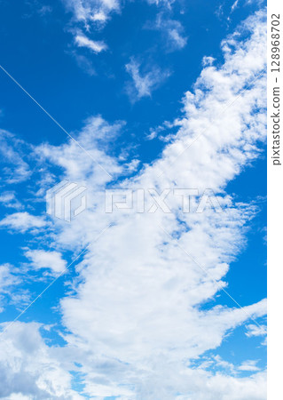 夏日天空:晴朗的藍天與雲 192 夏日天空:晴朗的藍天與雲 192 128968702